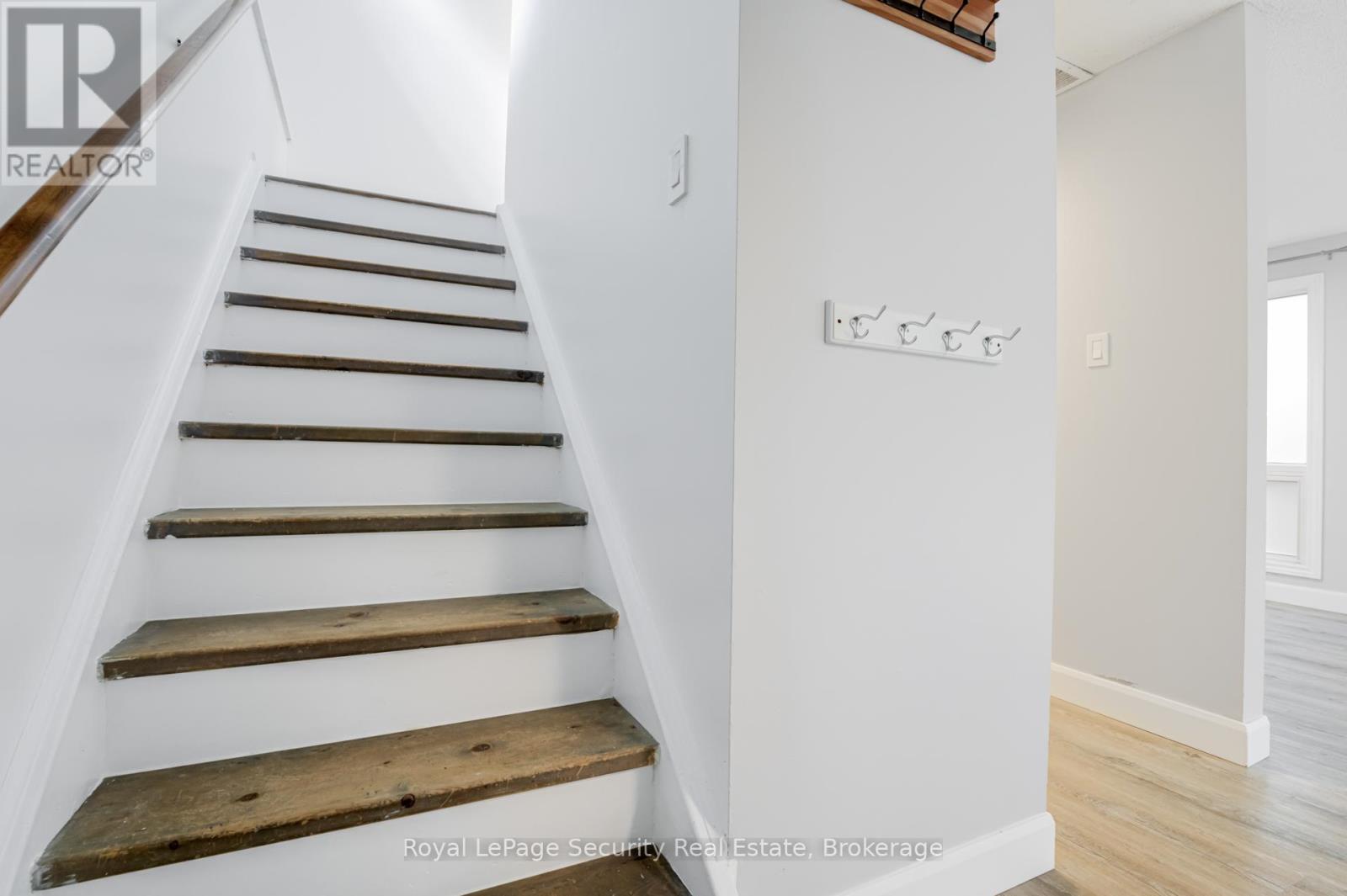 32 Wilson Court, Barrie (Allandale), Ontario  L4N 5K8 - Photo 7 - S12879614