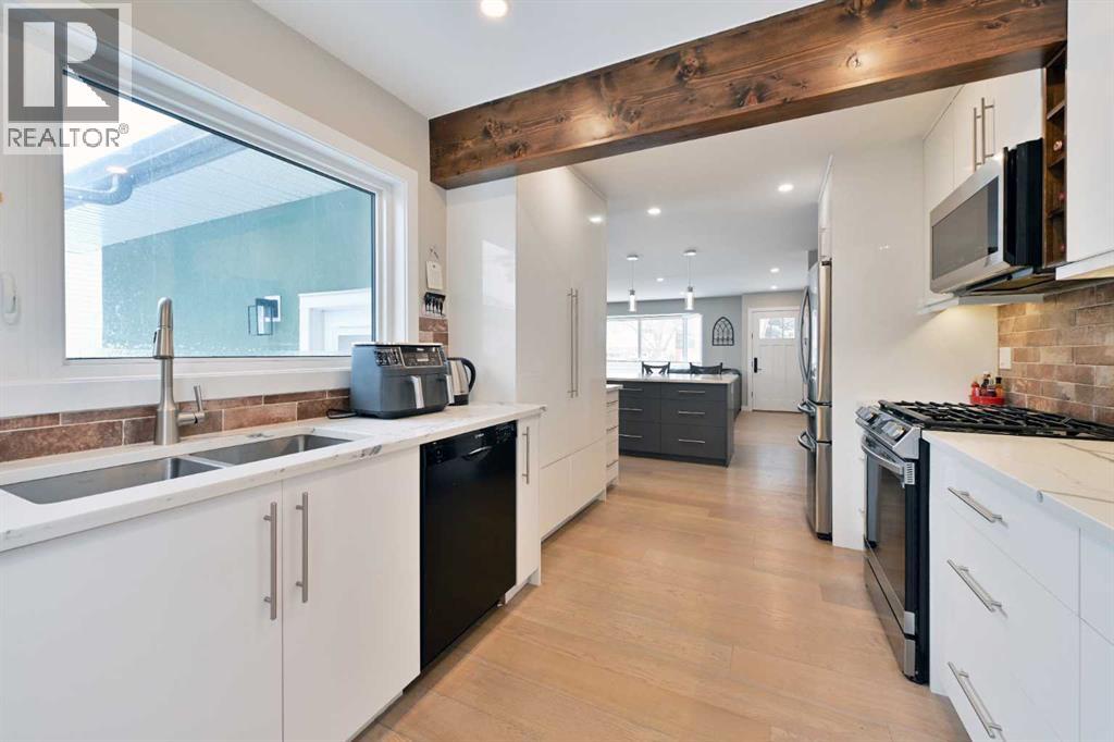 6427 Lombardy Crescent Sw, Calgary, Alberta  T3E 5R4 - Photo 16 - A2286860