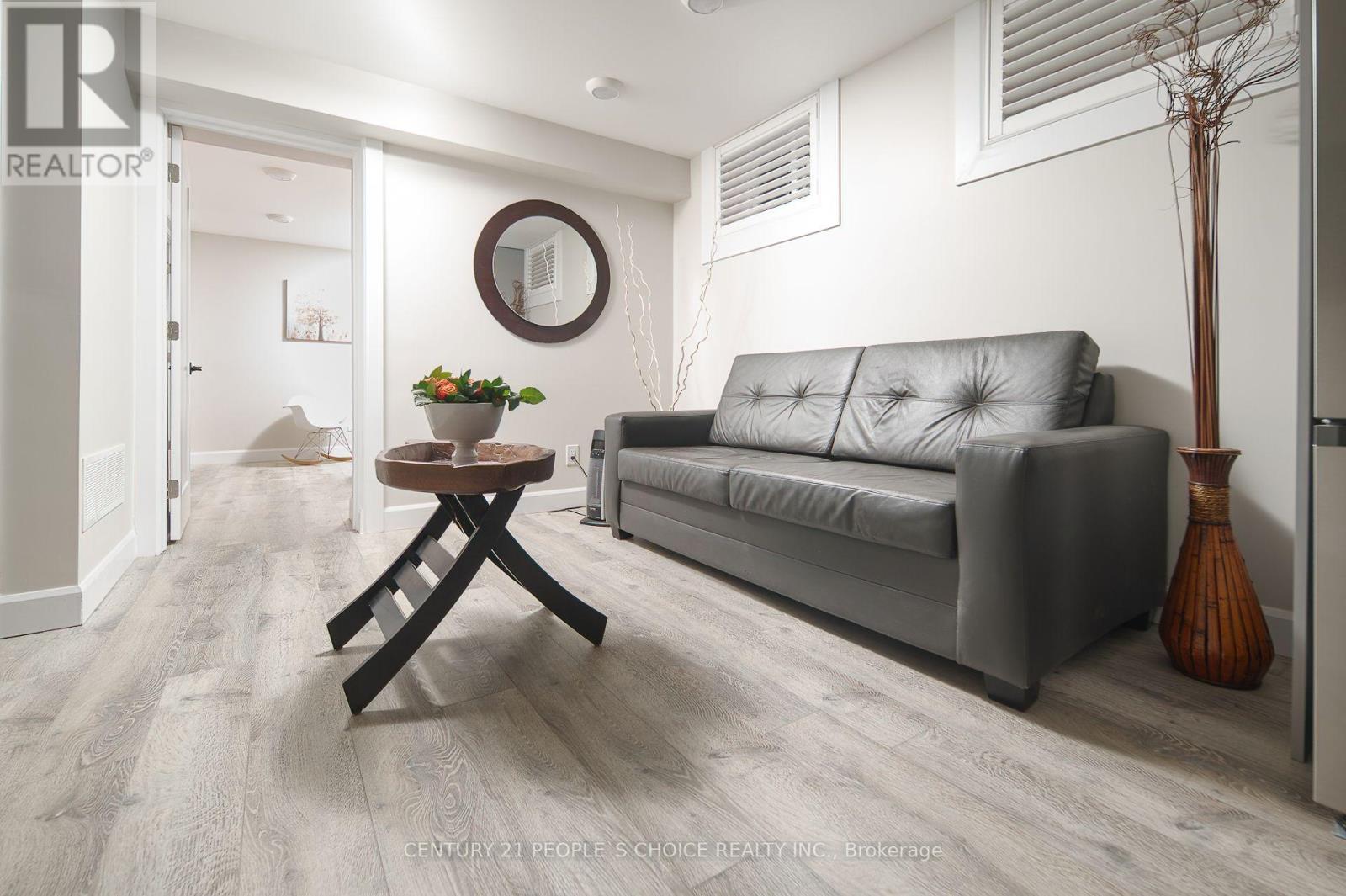 Lower - 37 Bentworth Avenue, Toronto (Yorkdale-Glen Park), Ontario  M6A 1P1 - Photo 9 - W12879724