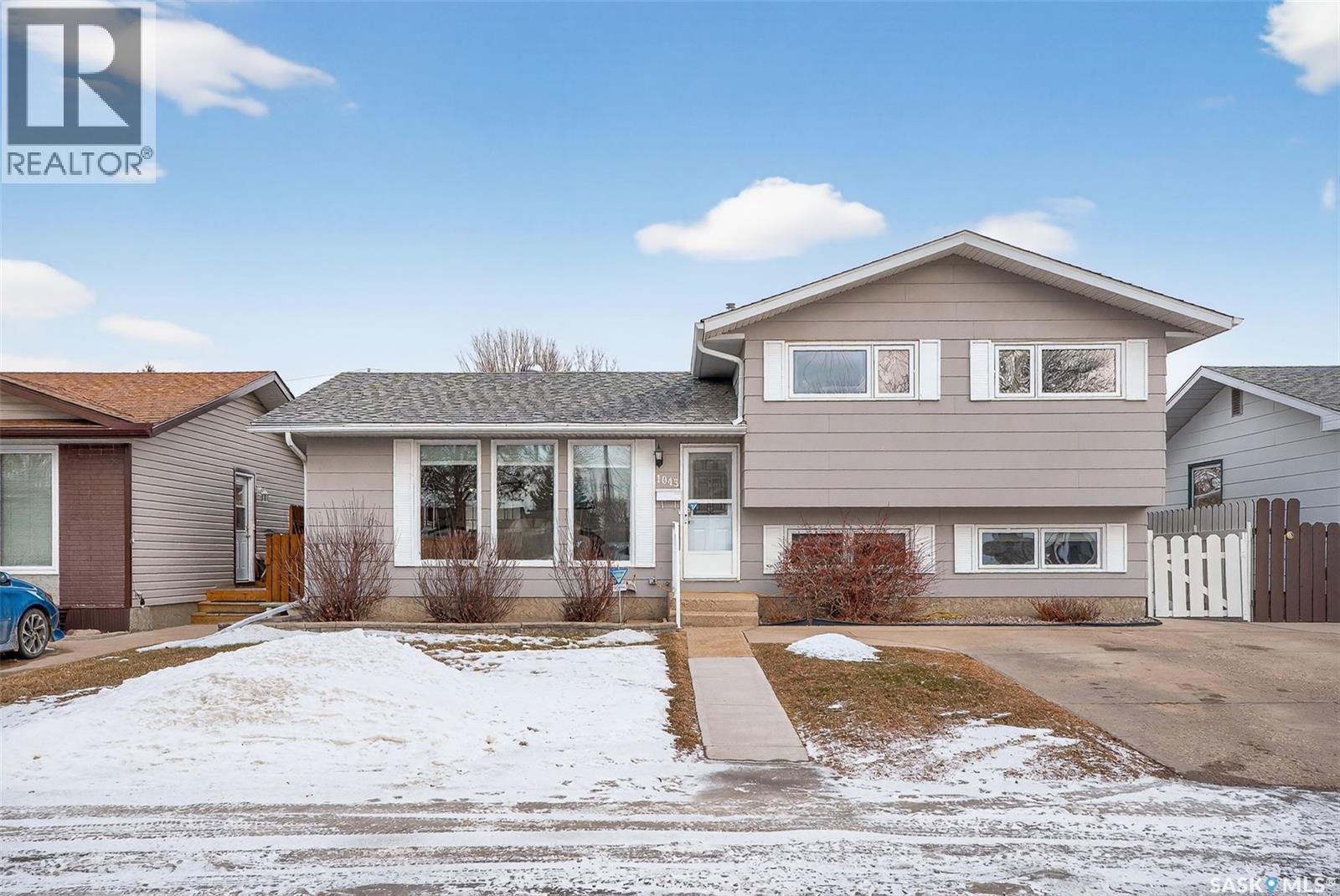 1043 Corman Crescent, Moose Jaw, Saskatchewan  S6H 6V5 - Photo 2 - SK030312