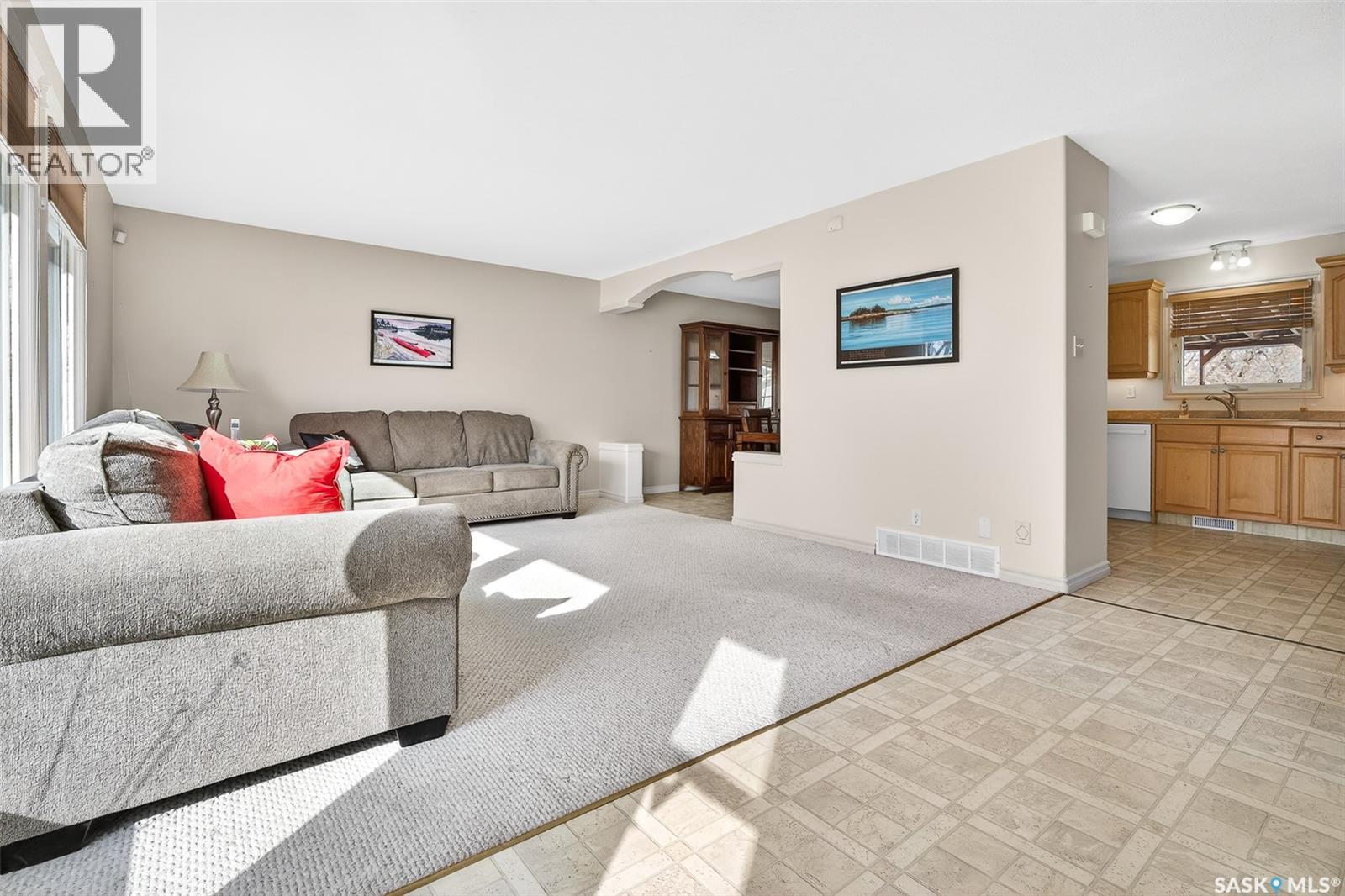 1043 Corman Crescent, Moose Jaw, Saskatchewan  S6H 6V5 - Photo 4 - SK030312