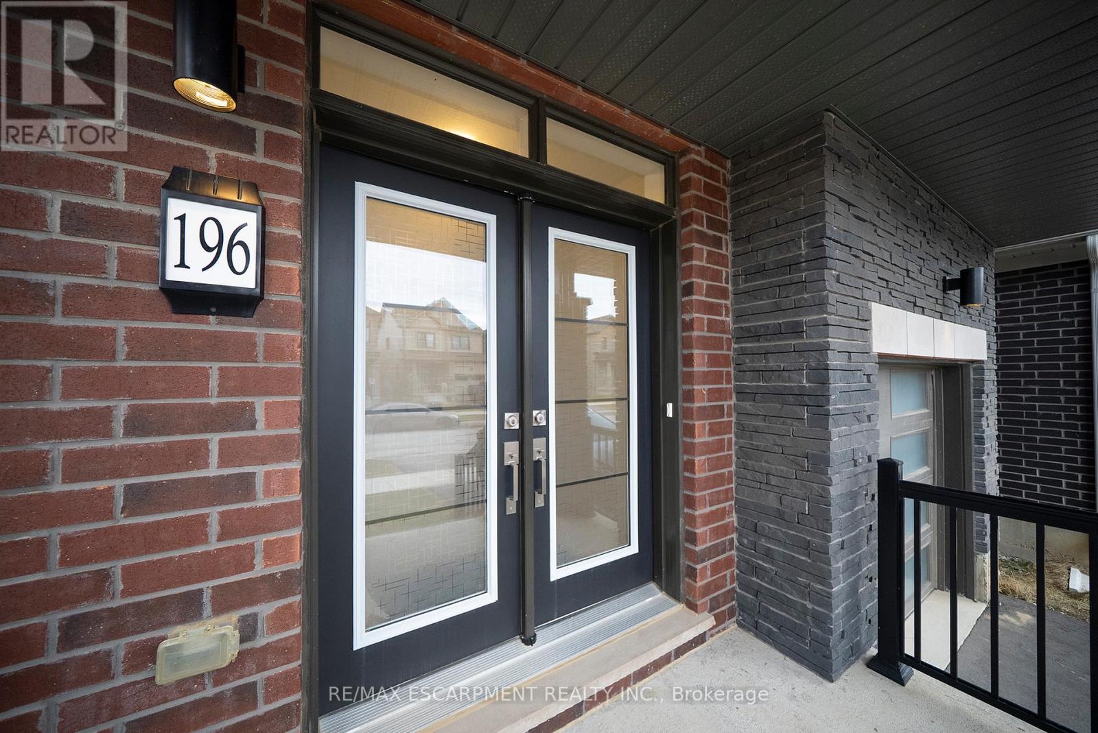 196 Wilmot Road, Brantford, Ontario  N3T 0W7 - Photo 2 - X12879598