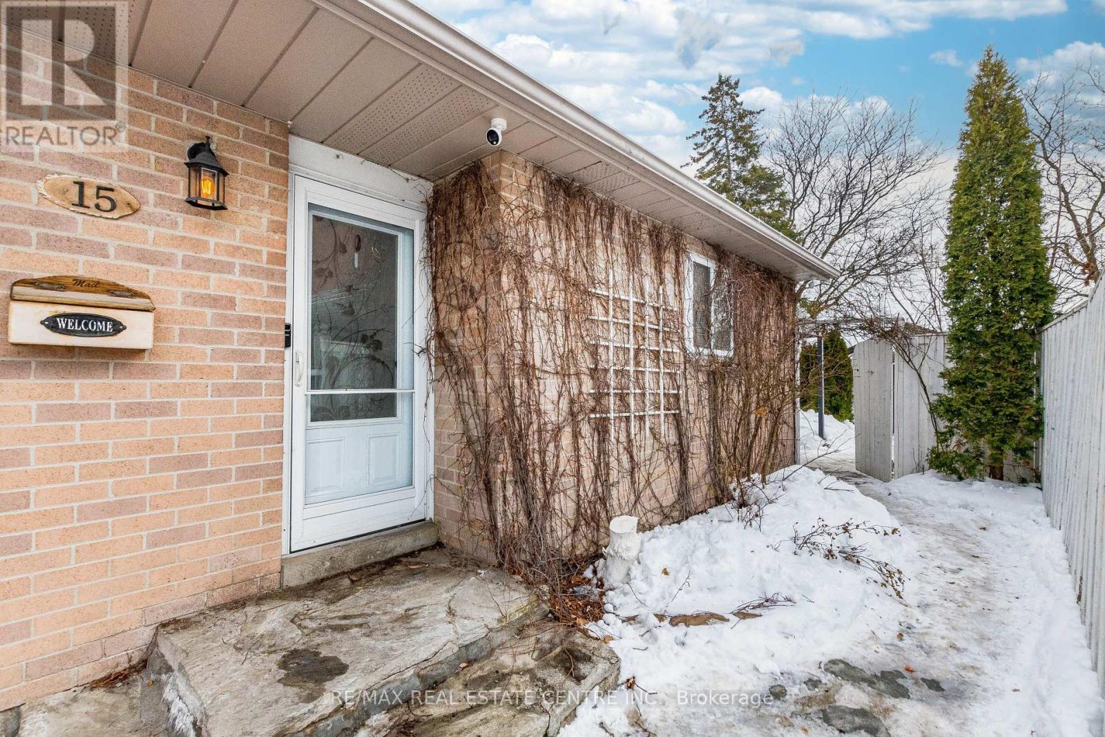 15 Huronia Court, Brampton, Ontario  L6S 2C7 - Photo 3 - W12829946