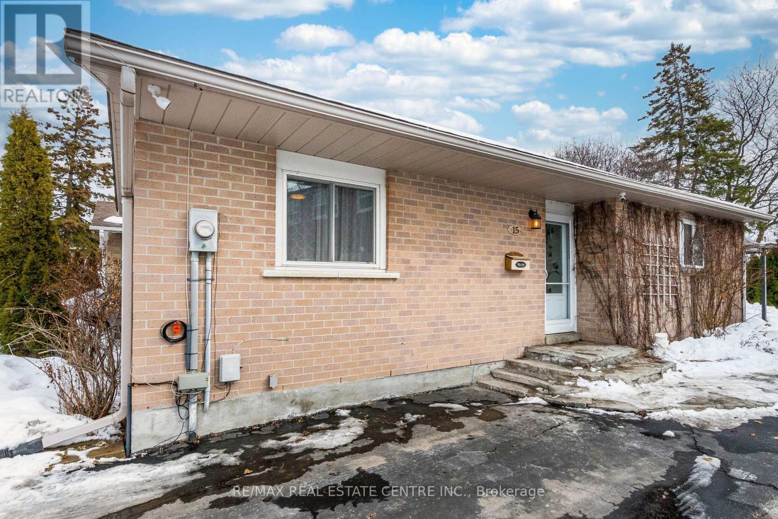 15 Huronia Court, Brampton, Ontario  L6S 2C7 - Photo 2 - W12829946