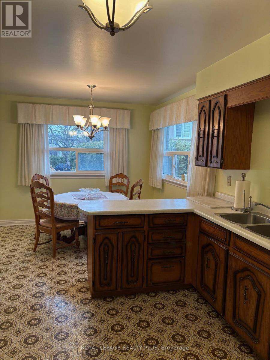 2524 Avongate Drive S, Mississauga, Ontario  L5C 2X5 - Photo 3 - W12876372