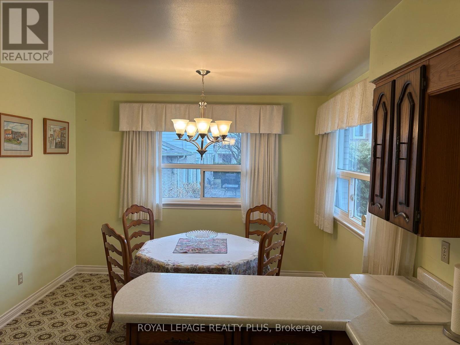 2524 Avongate Drive S, Mississauga, Ontario  L5C 2X5 - Photo 4 - W12876372