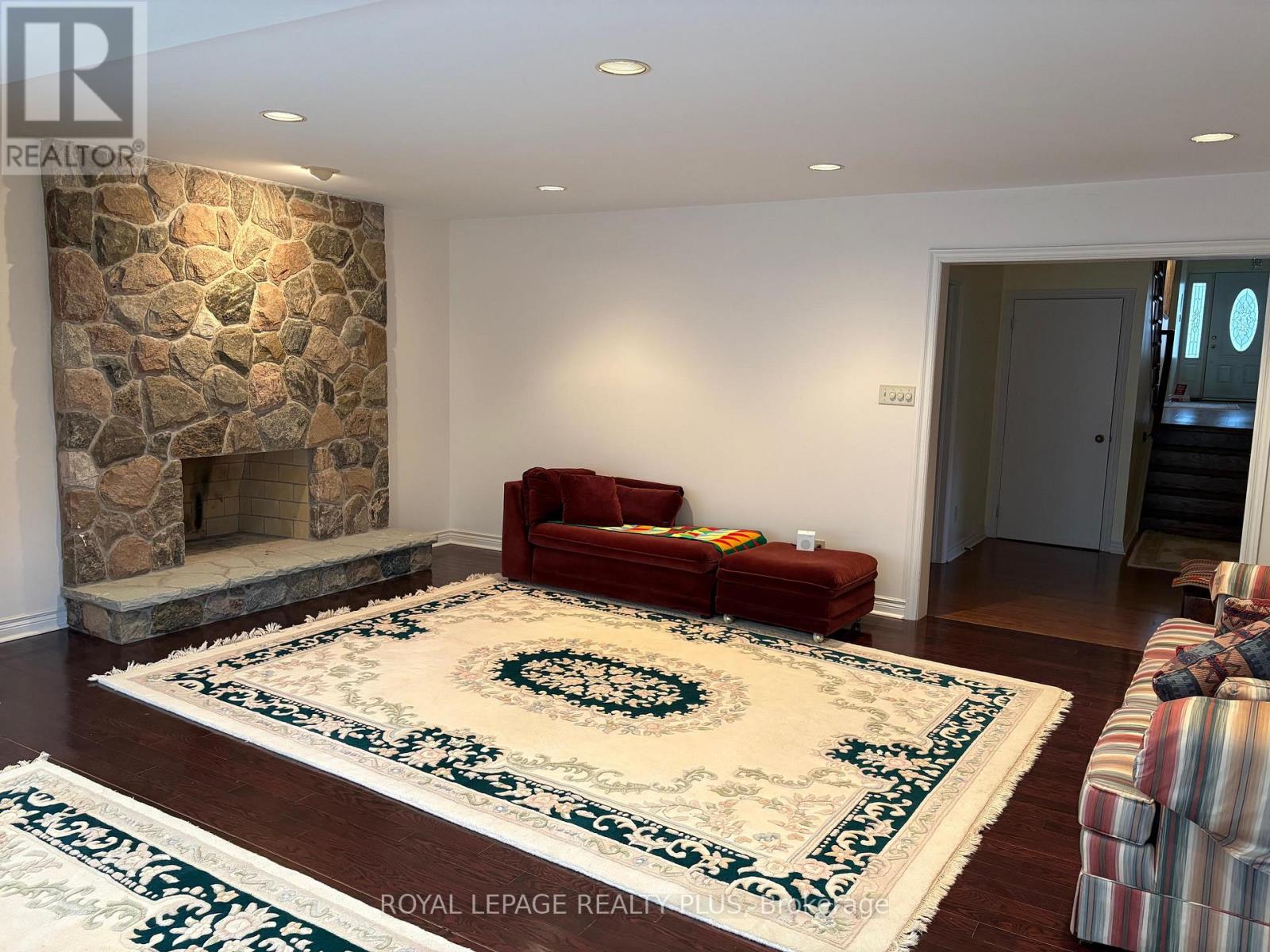 2524 Avongate Drive S, Mississauga, Ontario  L5C 2X5 - Photo 8 - W12876372