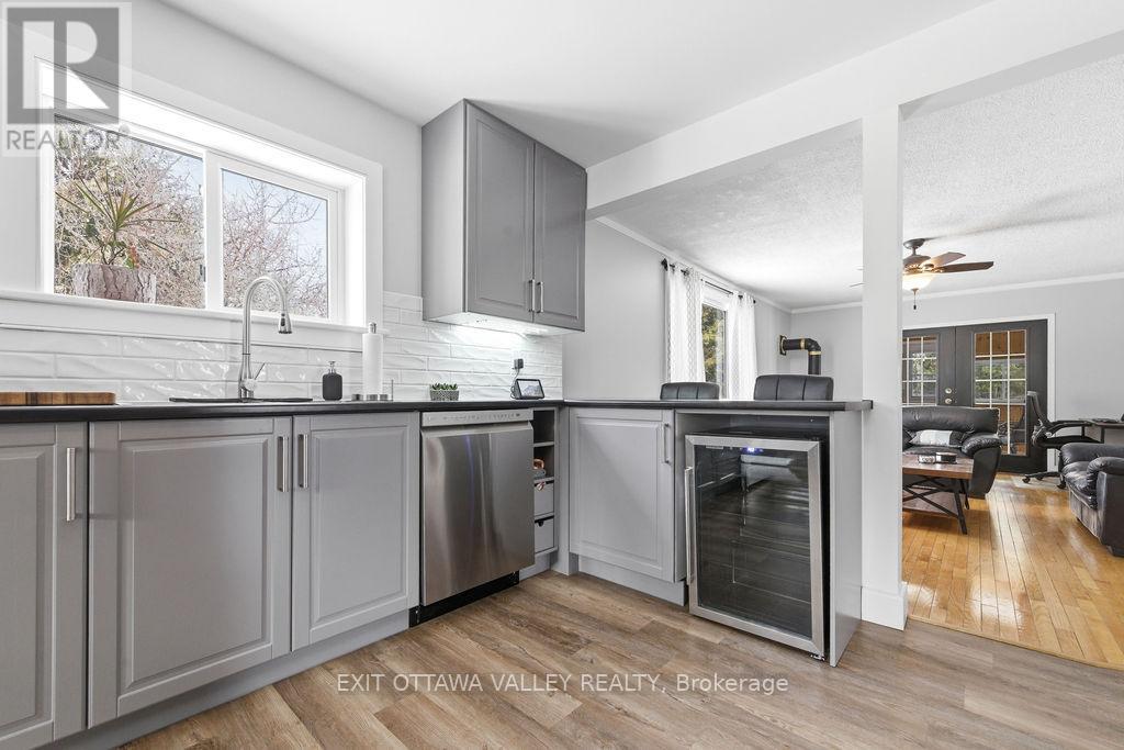 18 Dandelion Drive, Whitewater Region, Ontario  K0J 1Y0 - Photo 10 - X12879854