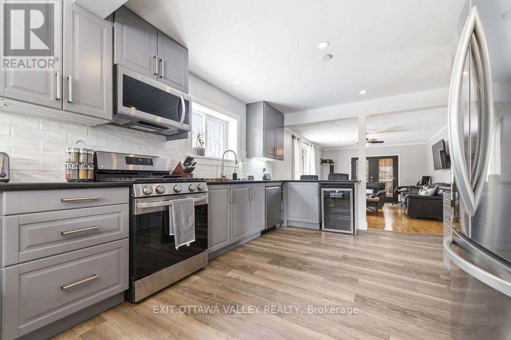 18 Dandelion Drive, Whitewater Region, Ontario  K0J 1Y0 - Photo 11 - X12879854