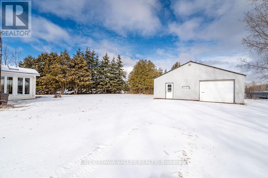 18 Dandelion Drive, Whitewater Region, Ontario  K0J 1Y0 - Photo 2 - X12879854