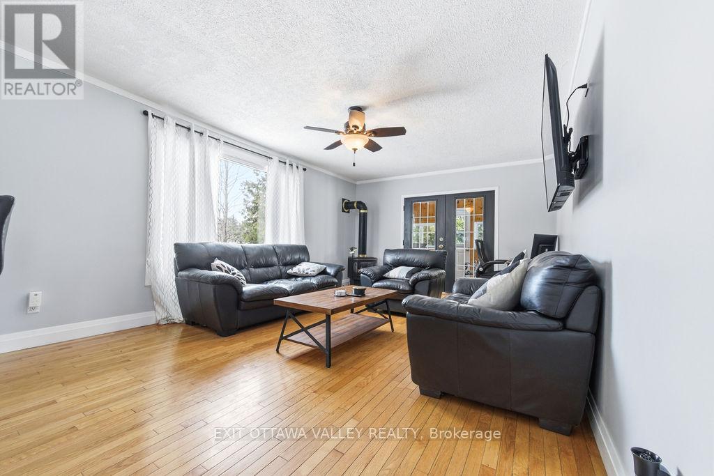 18 Dandelion Drive, Whitewater Region, Ontario  K0J 1Y0 - Photo 21 - X12879854