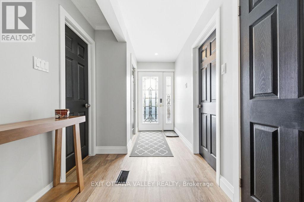 18 Dandelion Drive, Whitewater Region, Ontario  K0J 1Y0 - Photo 4 - X12879854