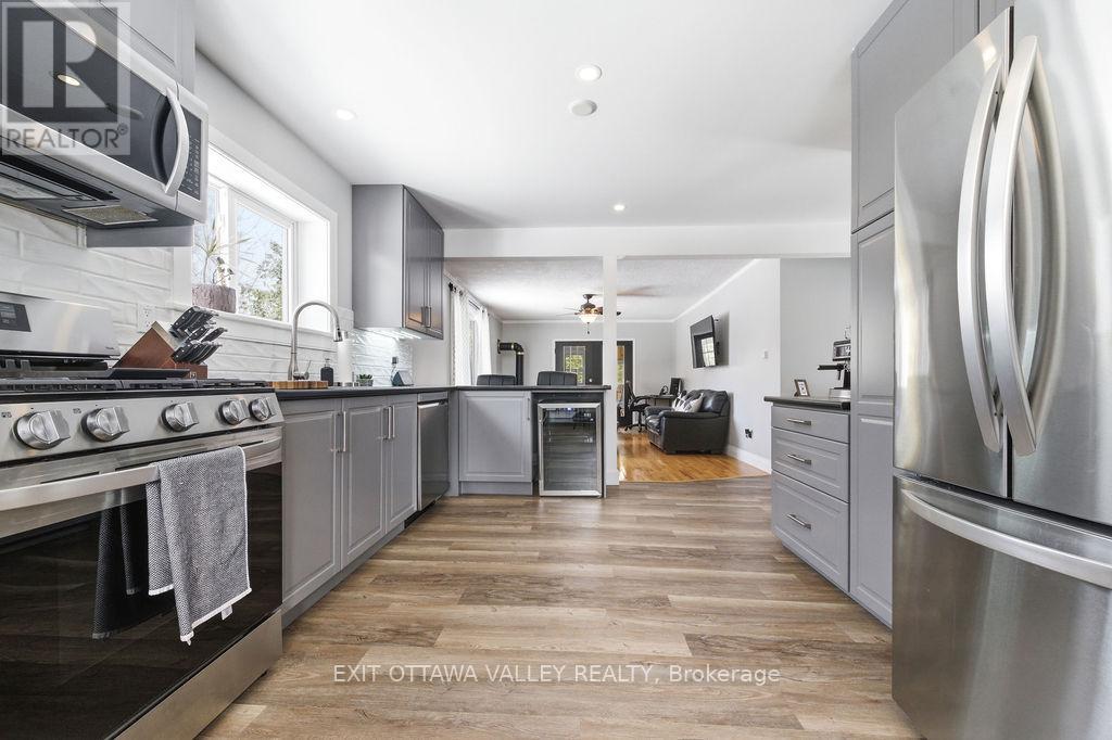 18 Dandelion Drive, Whitewater Region, Ontario  K0J 1Y0 - Photo 5 - X12879854