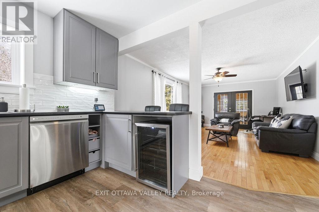 18 Dandelion Drive, Whitewater Region, Ontario  K0J 1Y0 - Photo 8 - X12879854