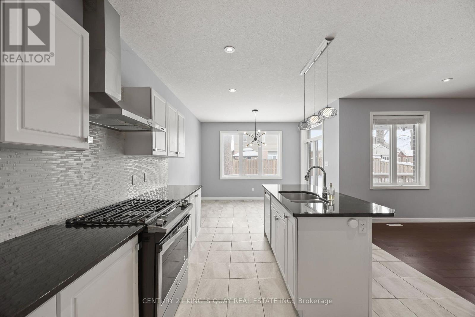 Photo 15 of 43 for 471 Sophia Crescent