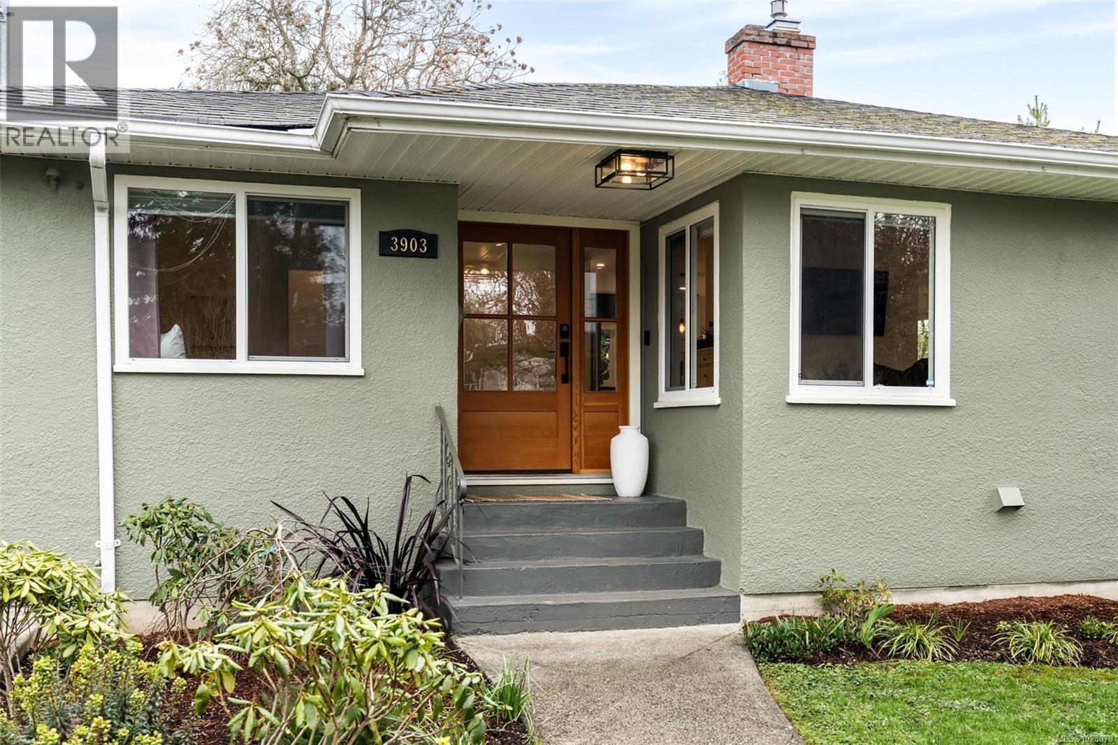 3903 Lauder Rd, Saanich, British Columbia  V8N 4H3 - Photo 2 - 1028070