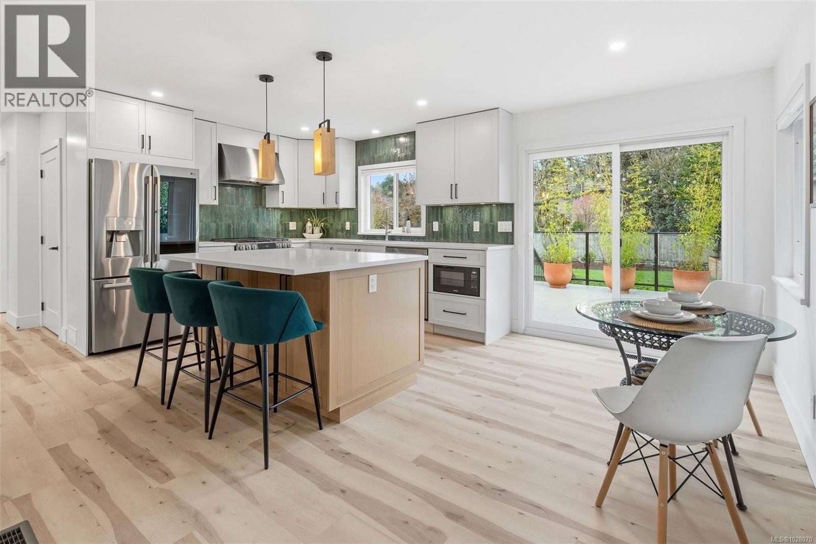 3903 Lauder Rd, Saanich, British Columbia  V8N 4H3 - Photo 8 - 1028070