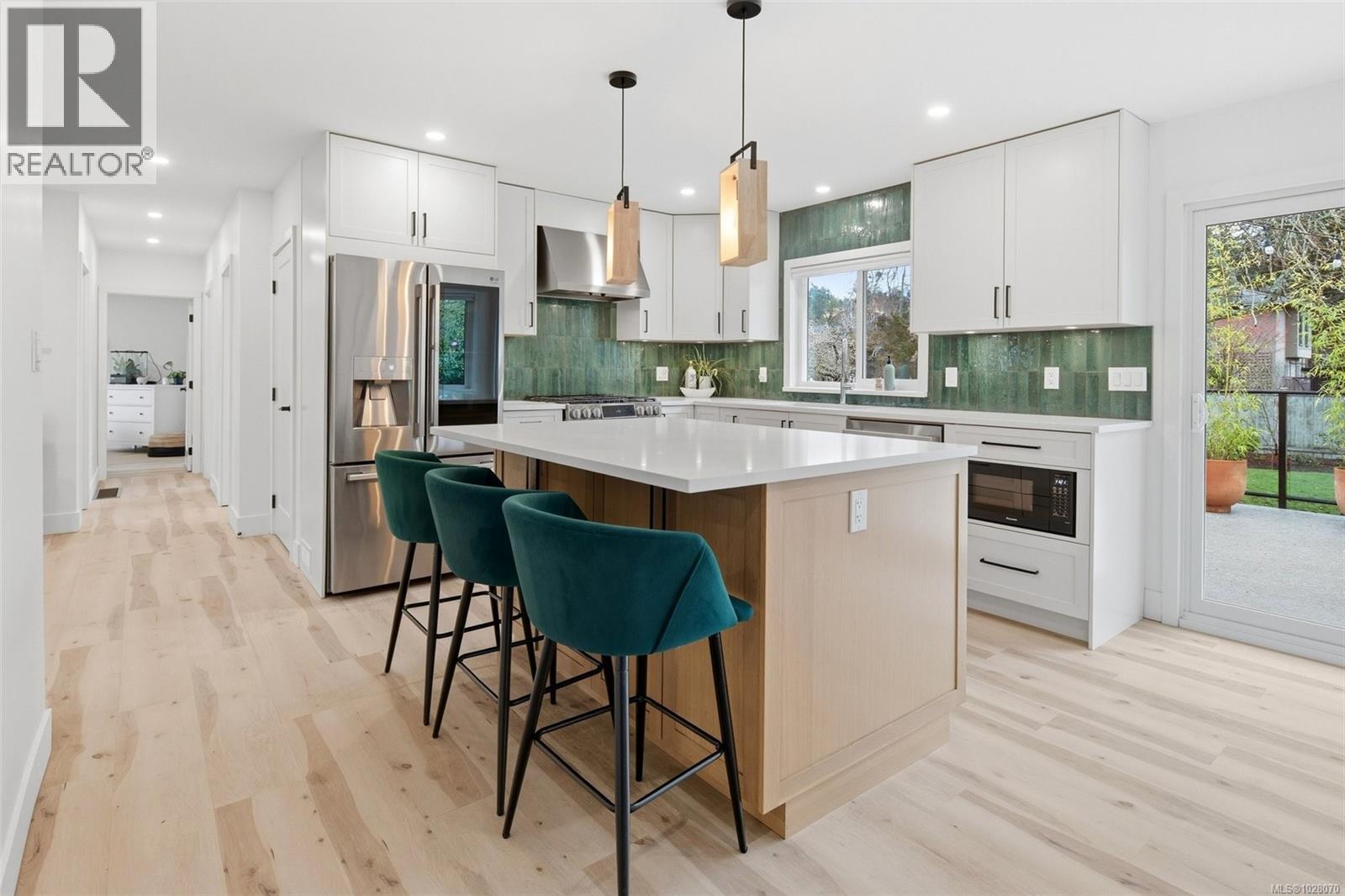 3903 Lauder Rd, Saanich, British Columbia  V8N 4H3 - Photo 9 - 1028070