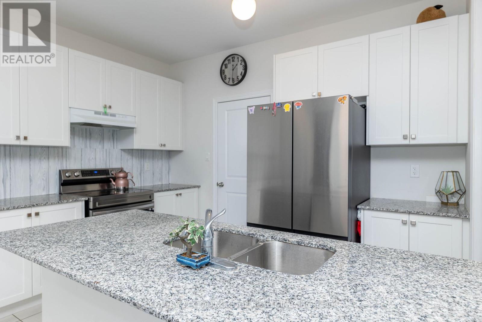 163 Fallharvest Way, Whitchurch-Stouffville, Ontario  L4A 0R8 - Photo 7 - N12879860