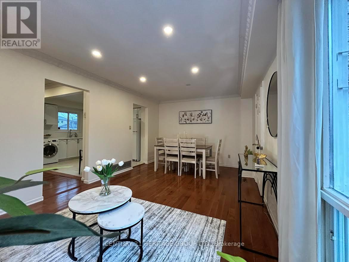 38 Gray Crescent, Richmond Hill, Ontario  L4C 5V5 - Photo 4 - N12879890