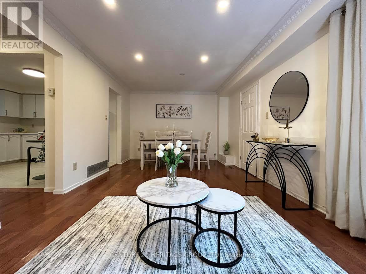 38 Gray Crescent, Richmond Hill, Ontario  L4C 5V5 - Photo 5 - N12879890