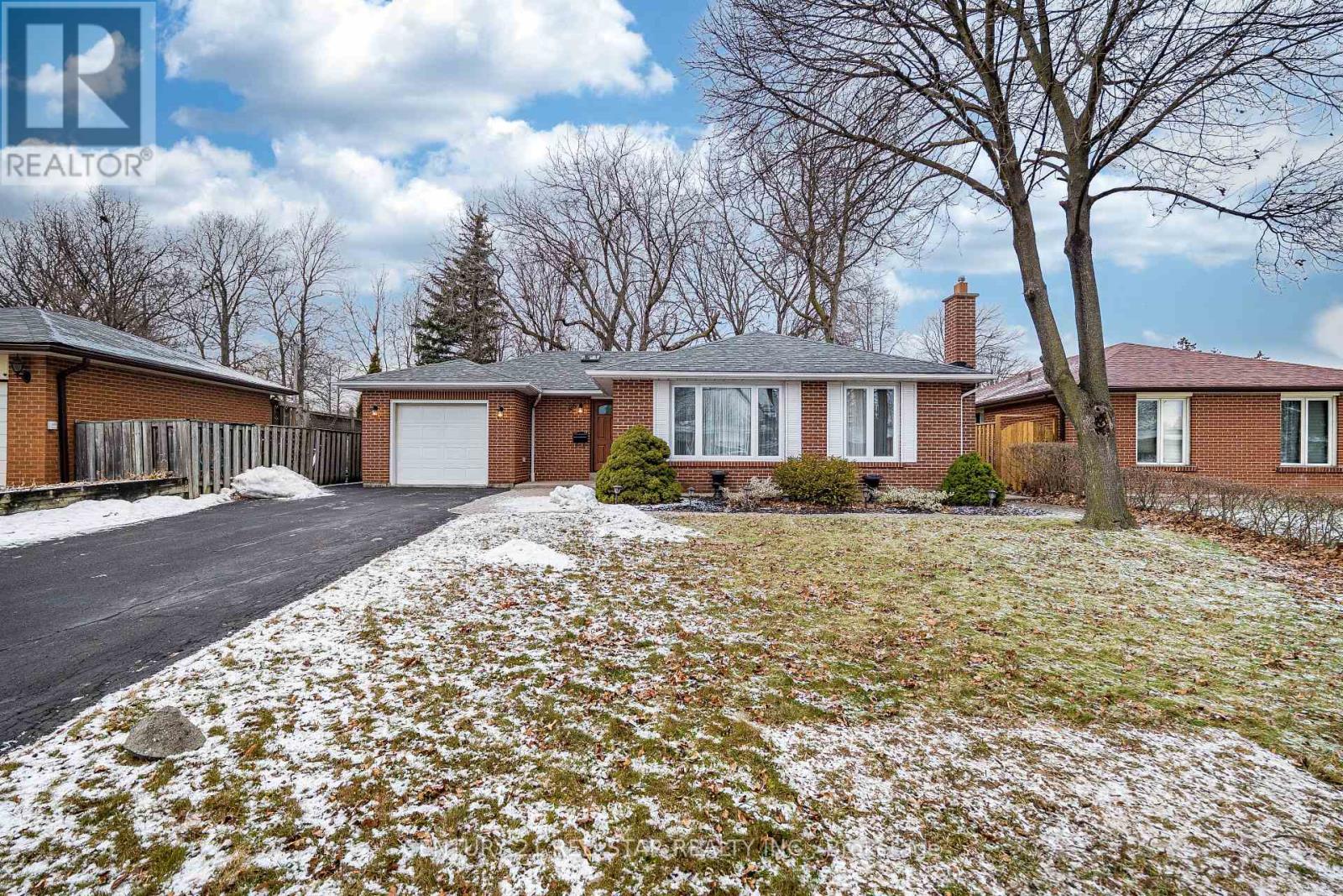 25 Devonshire Drive, Brampton (Southgate), Ontario  L6T 3G5 - Photo 4 - W12879824