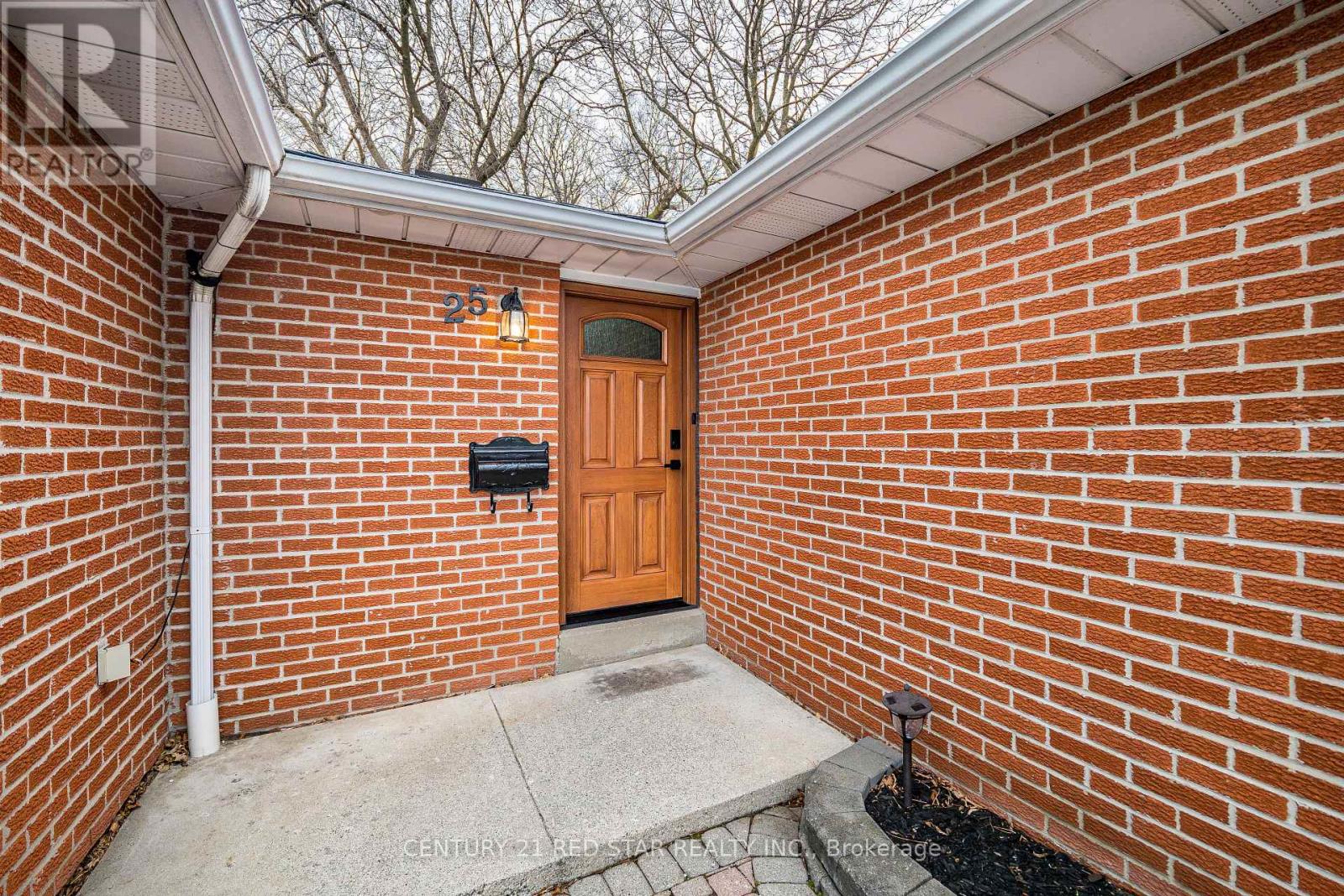 25 Devonshire Drive, Brampton (Southgate), Ontario  L6T 3G5 - Photo 5 - W12879824