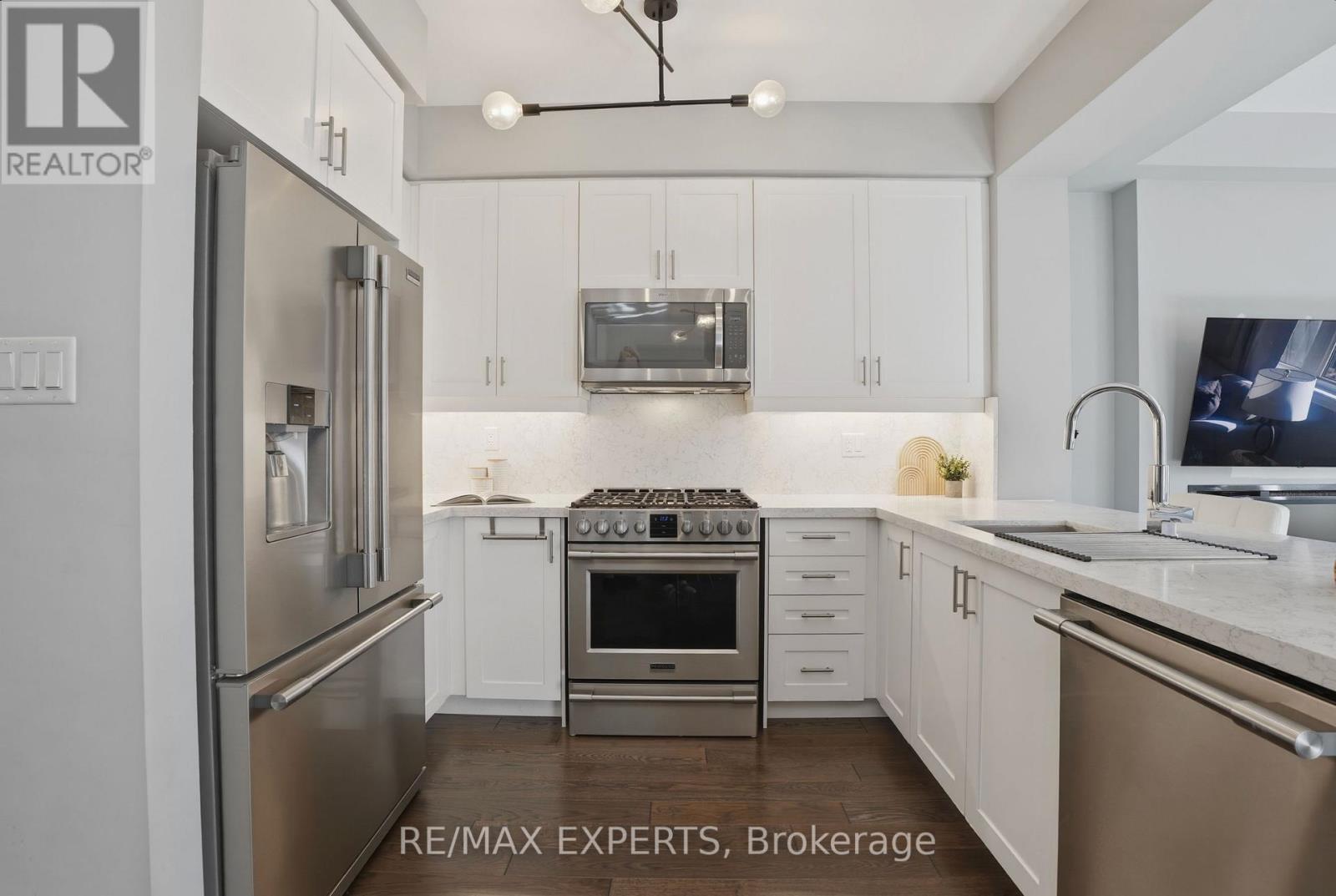 10 Augustus Terrace, Toronto, Ontario  M8Z 0E4 - Photo 7 - W12879332