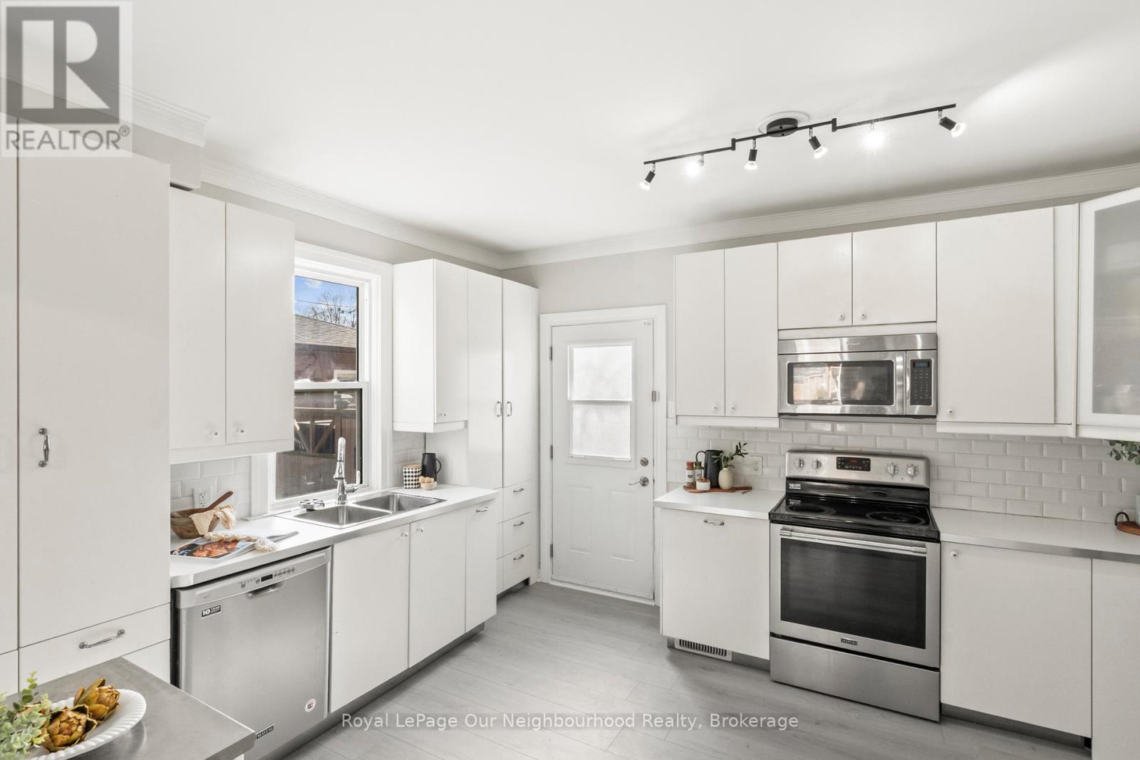 9 Carlisle Avenue, Clarington, Ontario  L1C 1W4 - Photo 9 - E12879976