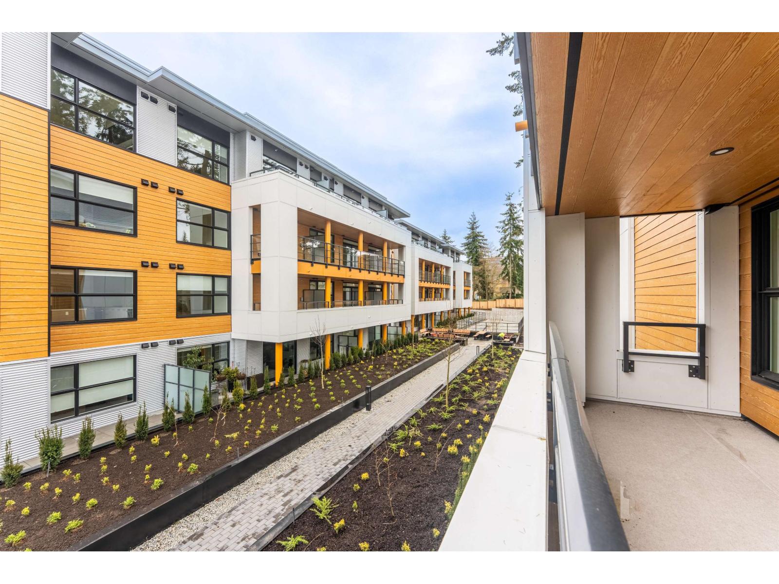 227 2635 King George Boulevard, Surrey, British Columbia  V4P 0H7 - Photo 1 - R3099322