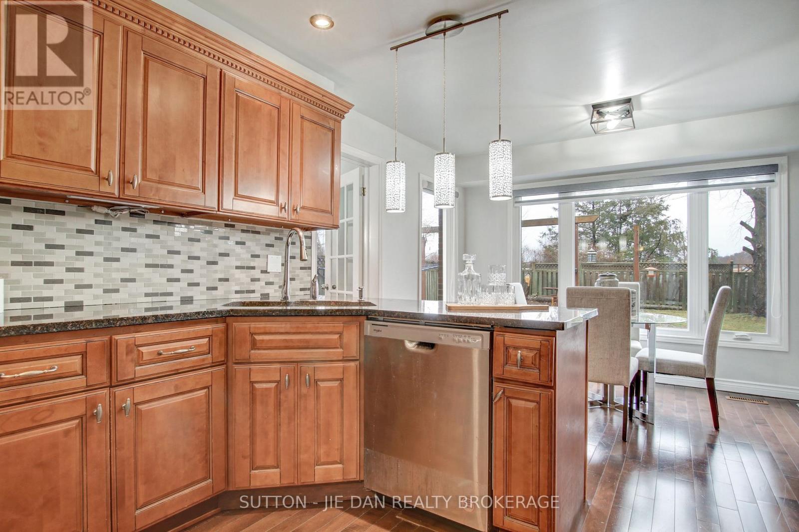 33 Repton Avenue, London North, Ontario  N5X 3G3 - Photo 8 - X12880016