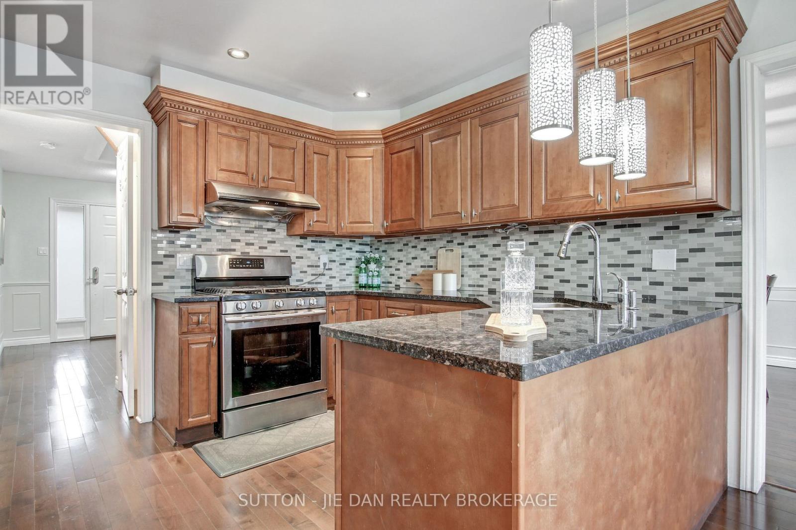 33 Repton Avenue, London North, Ontario  N5X 3G3 - Photo 9 - X12880016