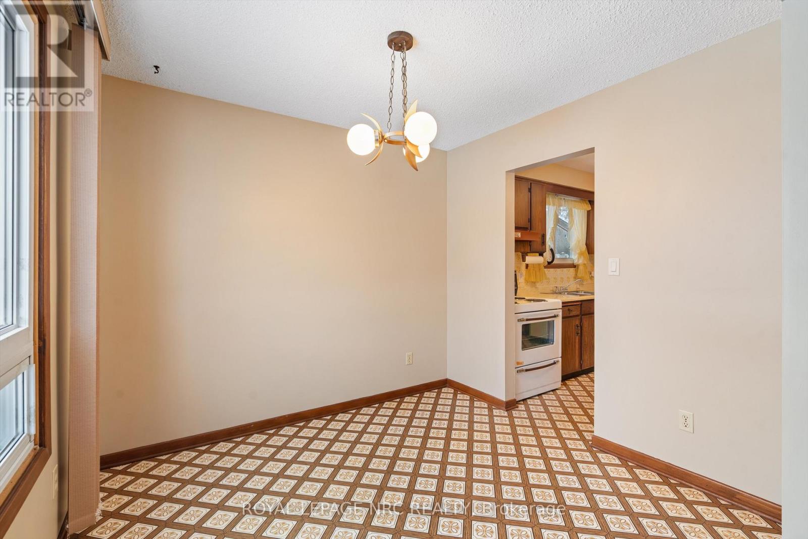 16 Appleford Road, St. Catharines, Ontario  L2P 3M3 - Photo 11 - X12880006