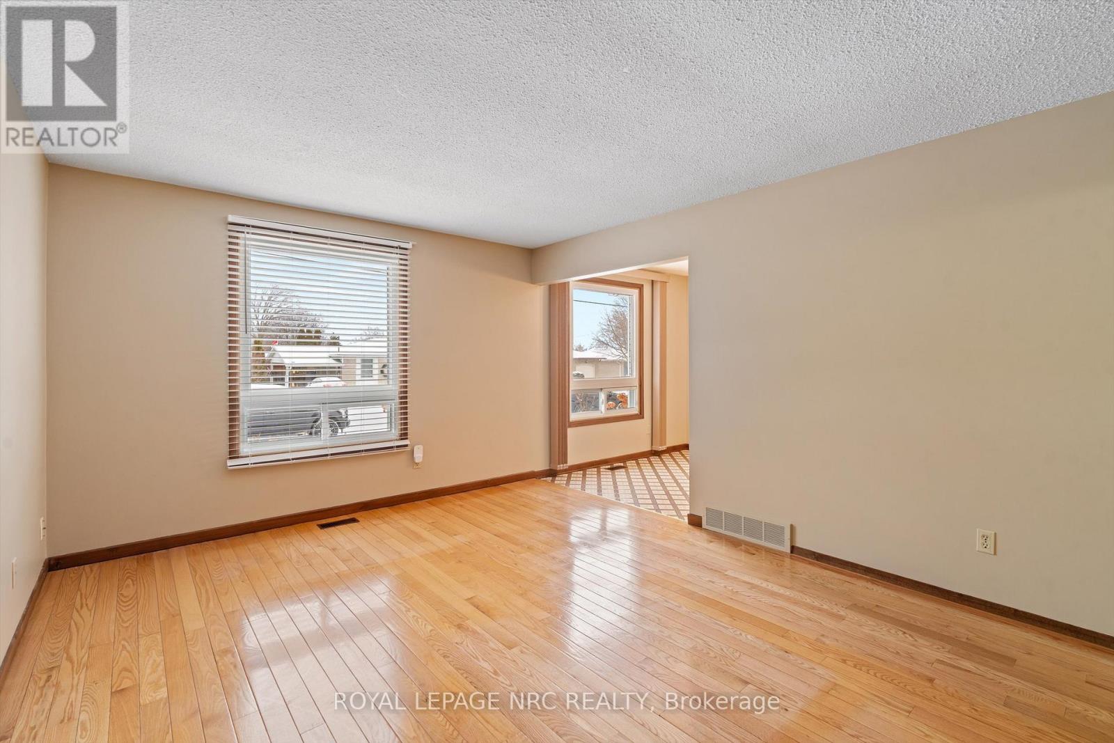 16 Appleford Road, St. Catharines, Ontario  L2P 3M3 - Photo 9 - X12880006