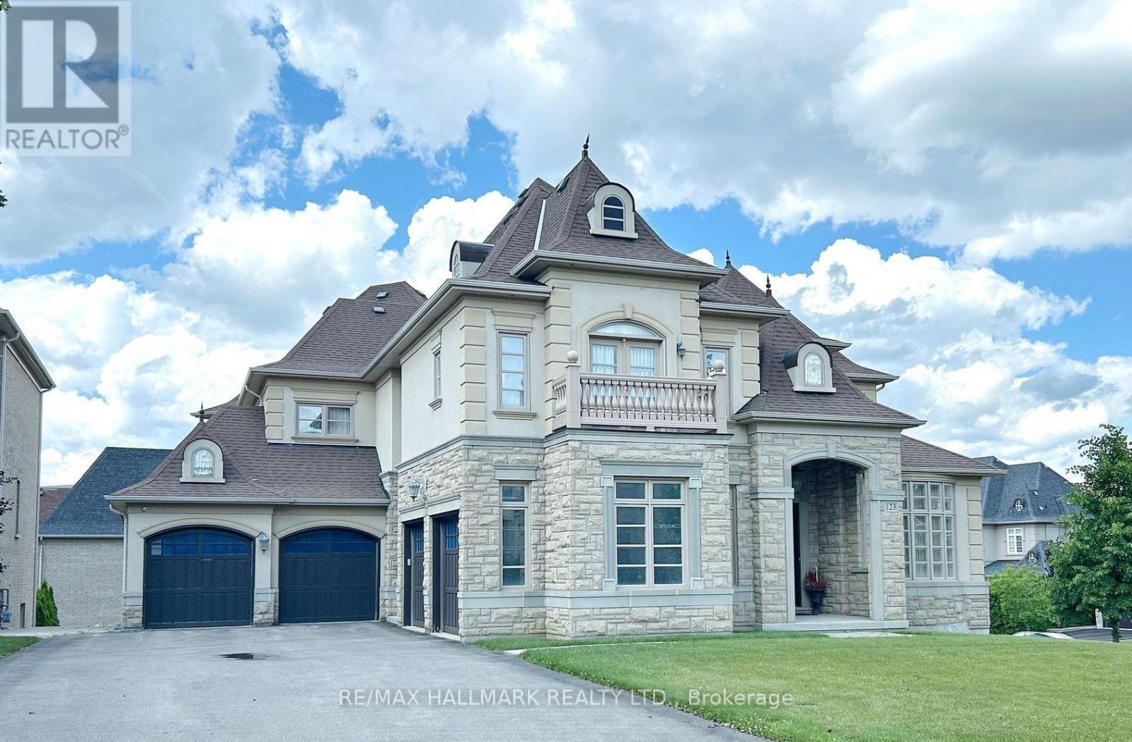 123 Carisbrooke Circle, Aurora, Ontario  L4G 0K4 - Photo 2 - N12816476