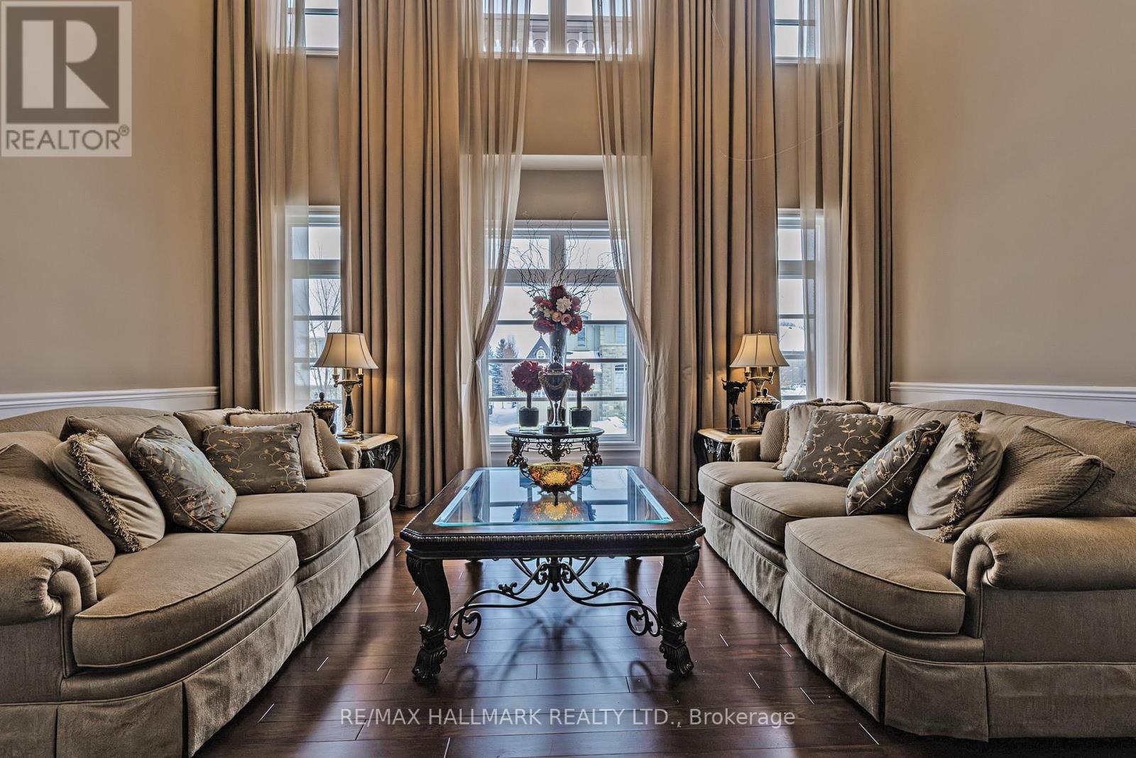 123 Carisbrooke Circle, Aurora, Ontario  L4G 0K4 - Photo 3 - N12816476