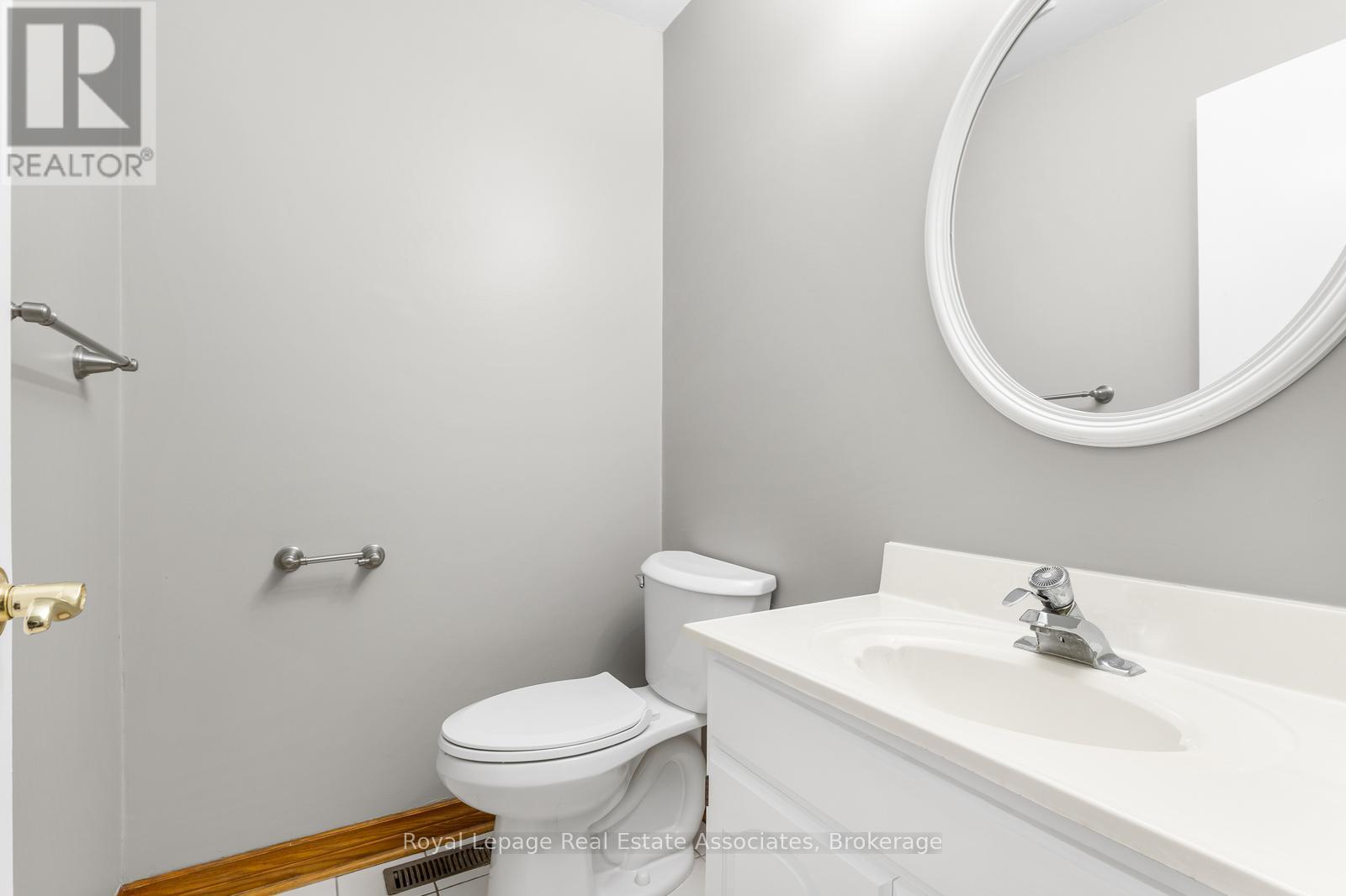 81 Lund Street, Richmond Hill, Ontario  L4C 5V3 - Photo 4 - N12879698