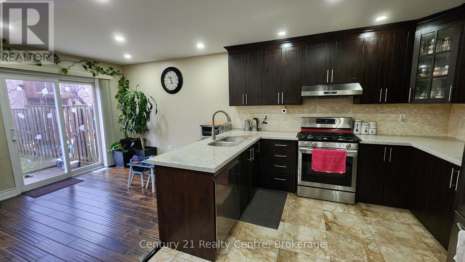 17 Vermont Road, Brampton (Fletcher's Meadow), Ontario  L7A 3G3 - Photo 12 - W12878440