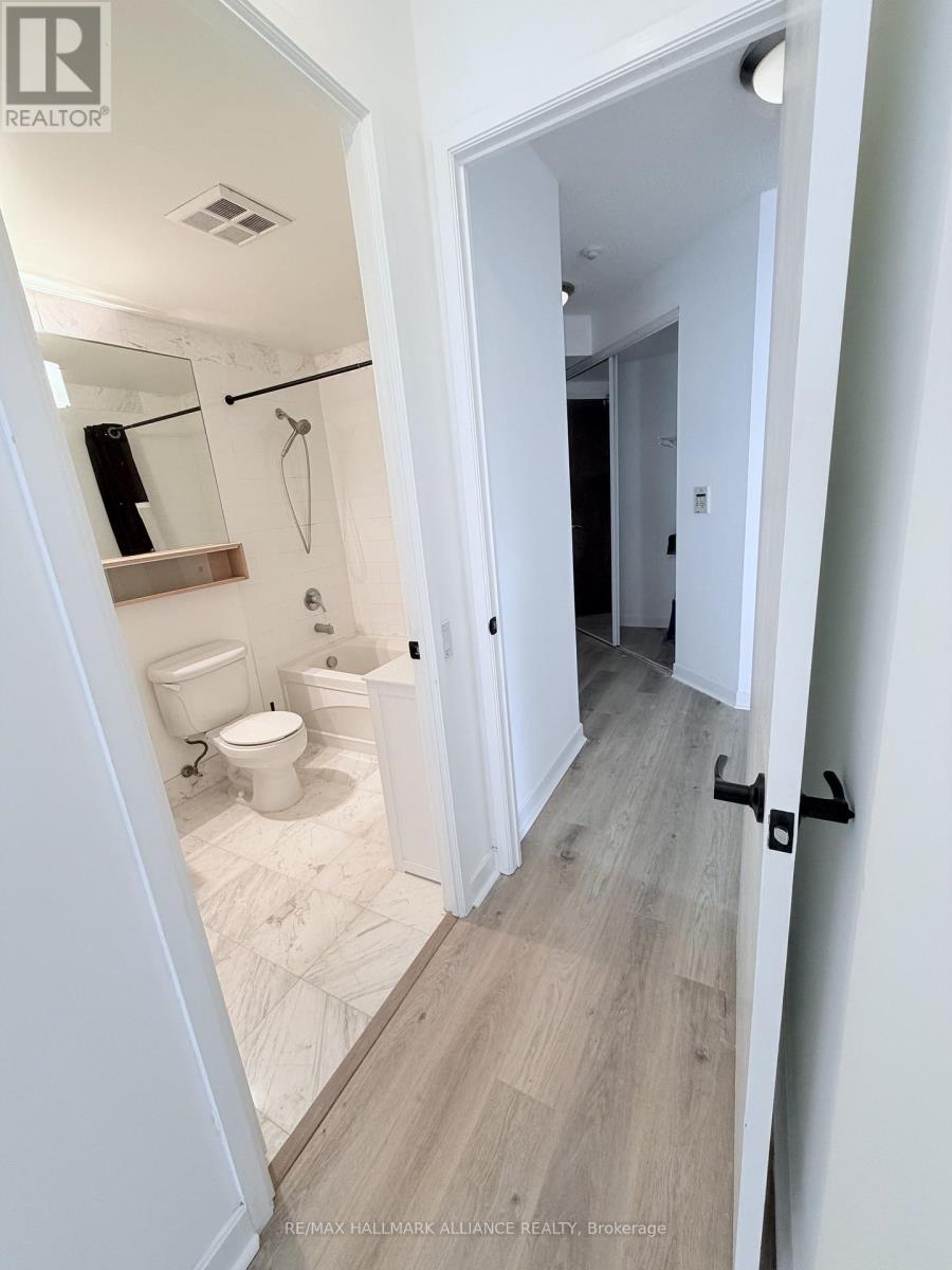 602 - 85 Bloor Street E, Toronto, Ontario  M4W 3Y1 - Photo 3 - C12880132