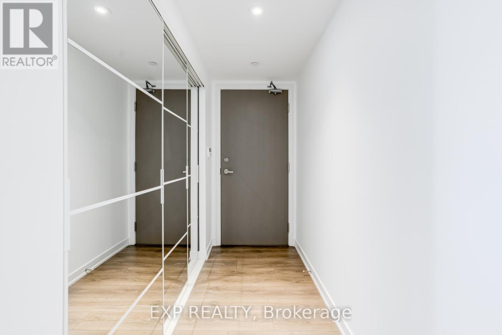 1604 - 100 Harbour Street, Toronto (Waterfront Communities), Ontario  M5J 0B5 - Photo 15 - C12880242