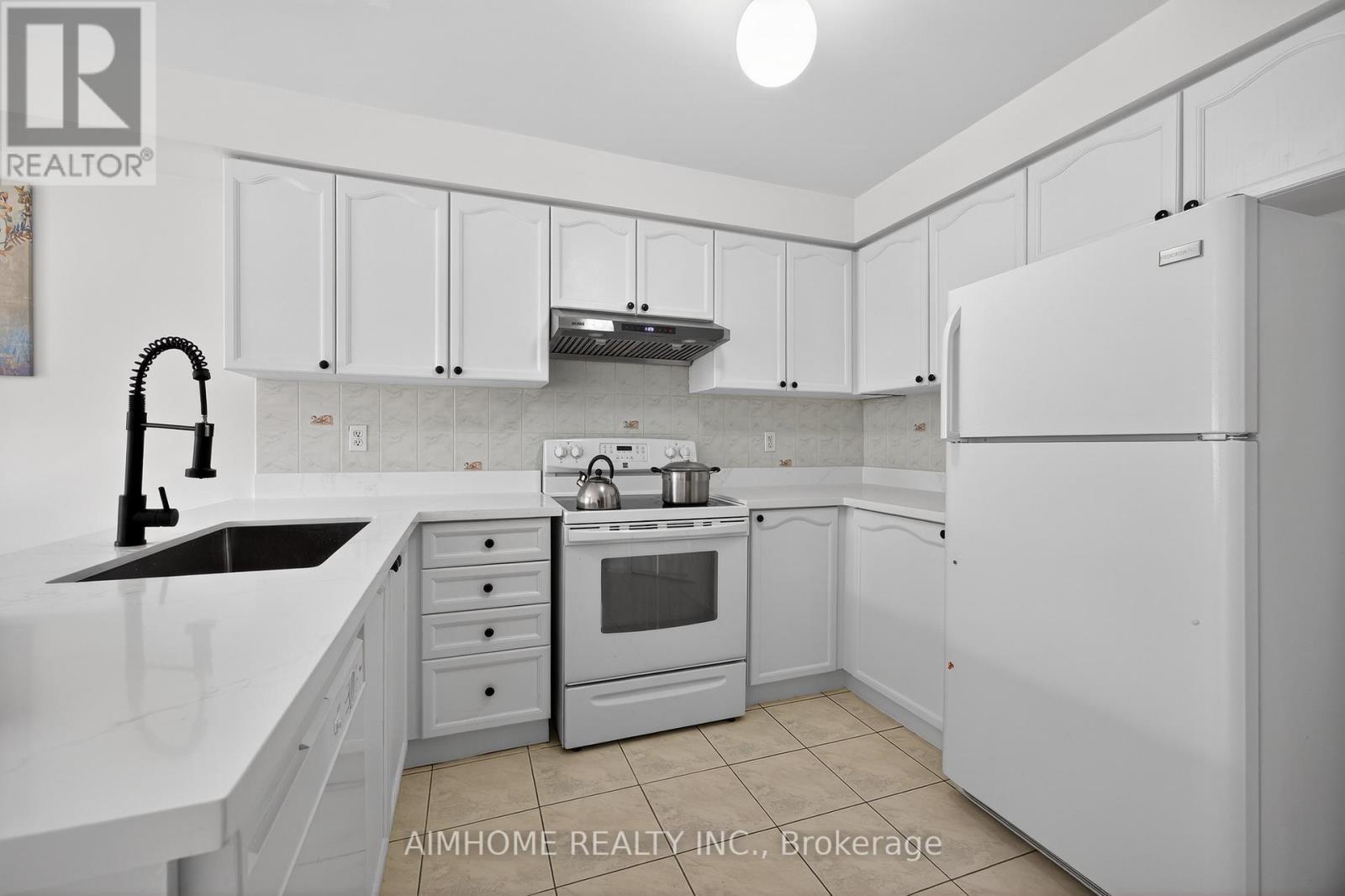 698 Warden Avenue, Toronto (Clairlea-Birchmount), Ontario  M1L 4W4 - Photo 2 - E12880090