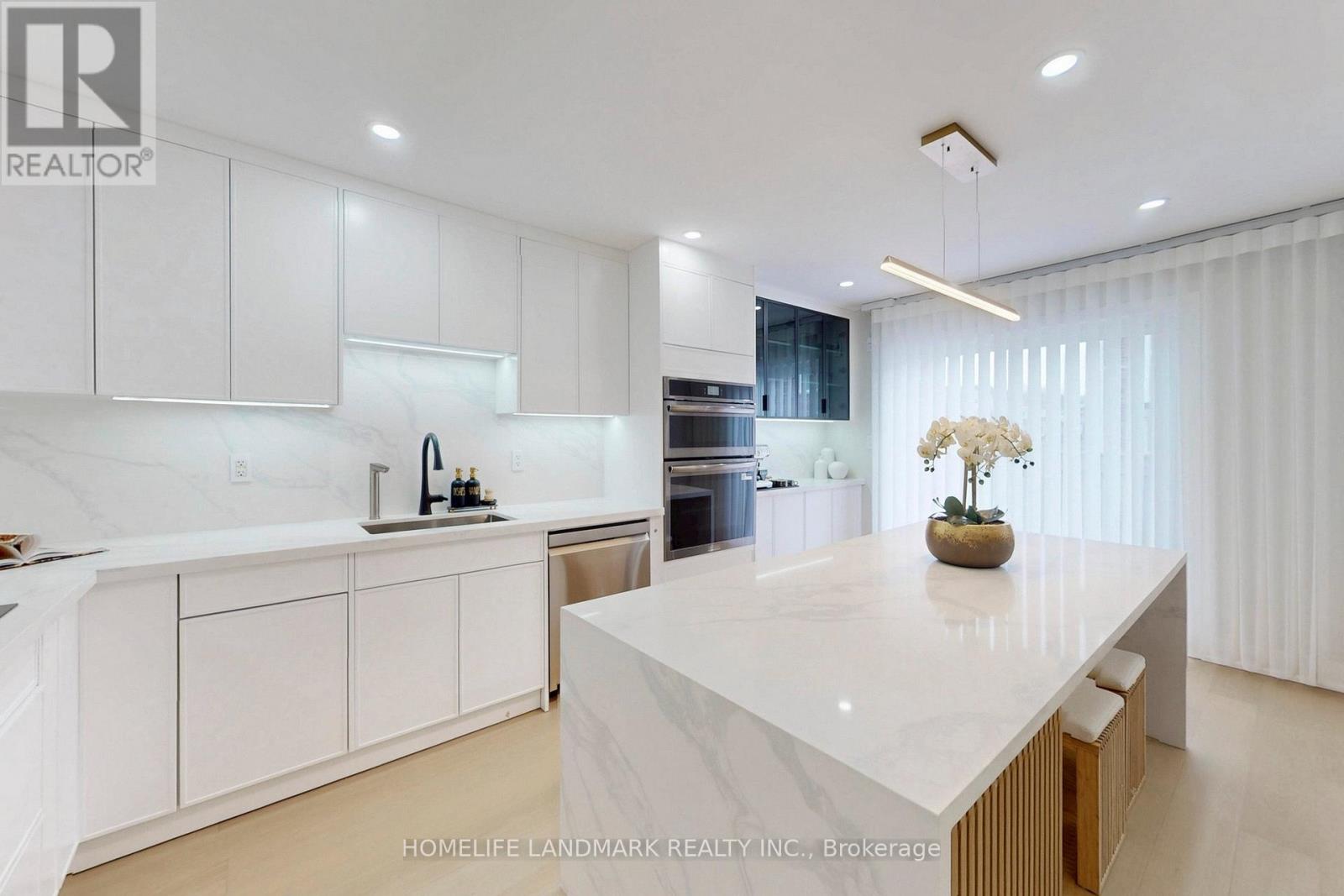 7 Hutt Crescent, Aurora, Ontario  L3X 1V9 - Photo 6 - N12879996