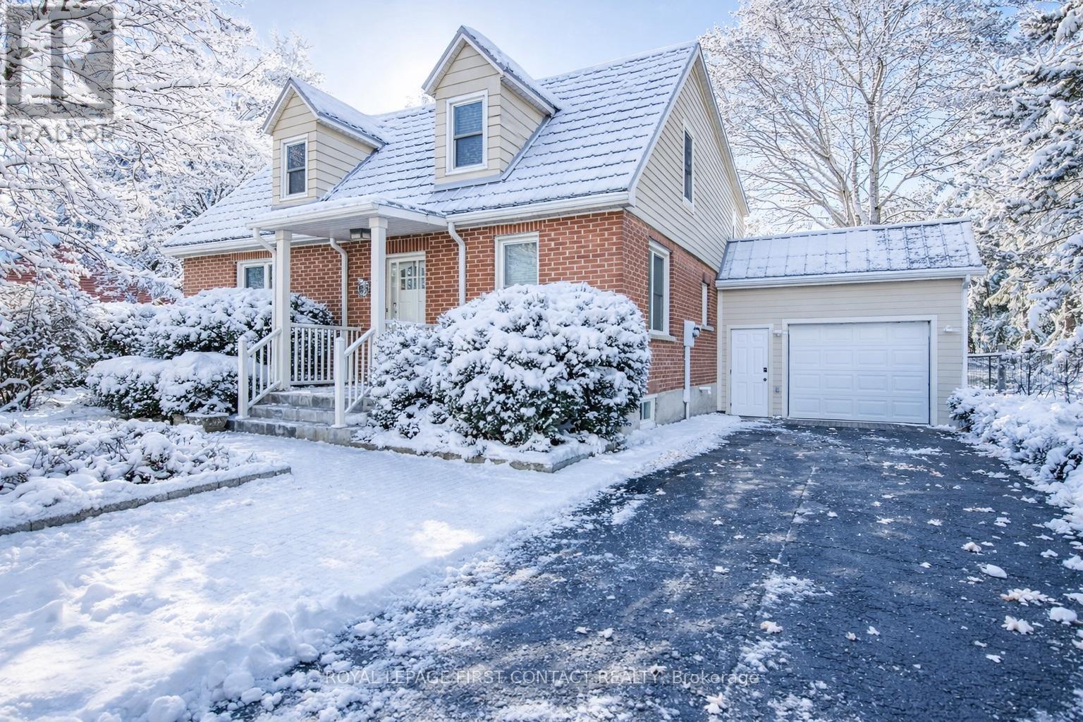 25 HOLGATE STREET, Barrie, Ontario