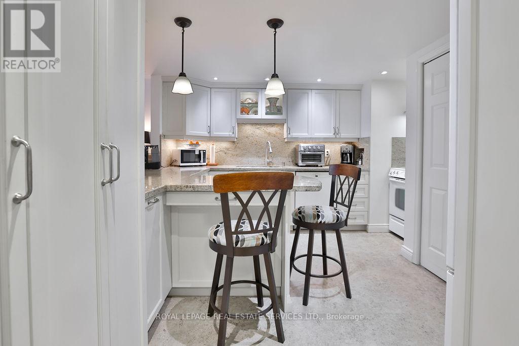 708 - 100 Lakeshore Road E, Oakville, Ontario  L6J 6M9 - Photo 7 - W12880000