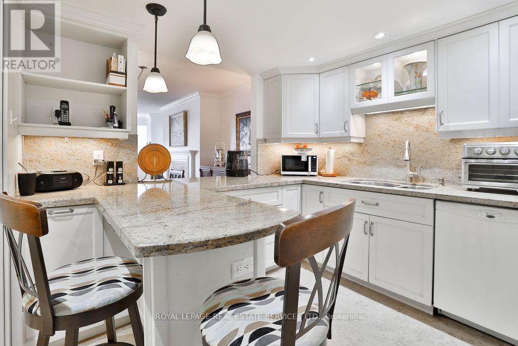 708 - 100 Lakeshore Road E, Oakville, Ontario  L6J 6M9 - Photo 8 - W12880000