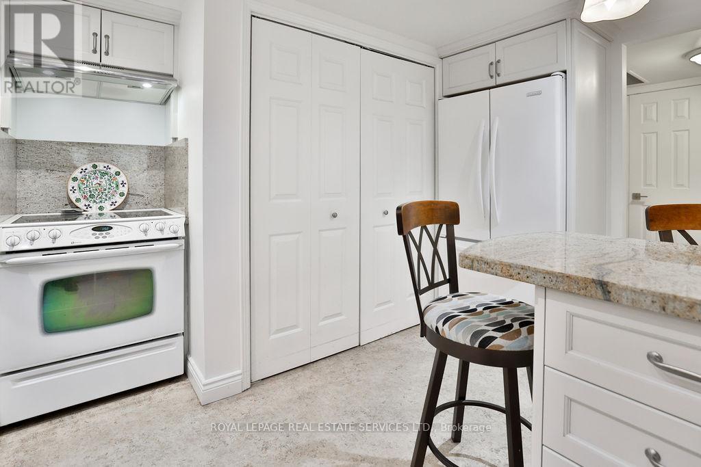 708 - 100 Lakeshore Road E, Oakville, Ontario  L6J 6M9 - Photo 9 - W12880000