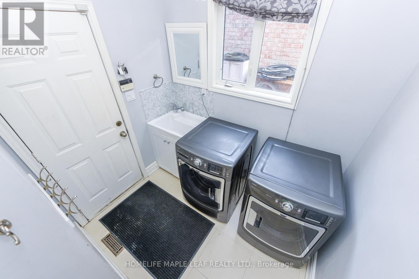 7 Southbury Manor Drive, Caledon, Ontario  L7E 1X7 - Photo 9 - W12880156