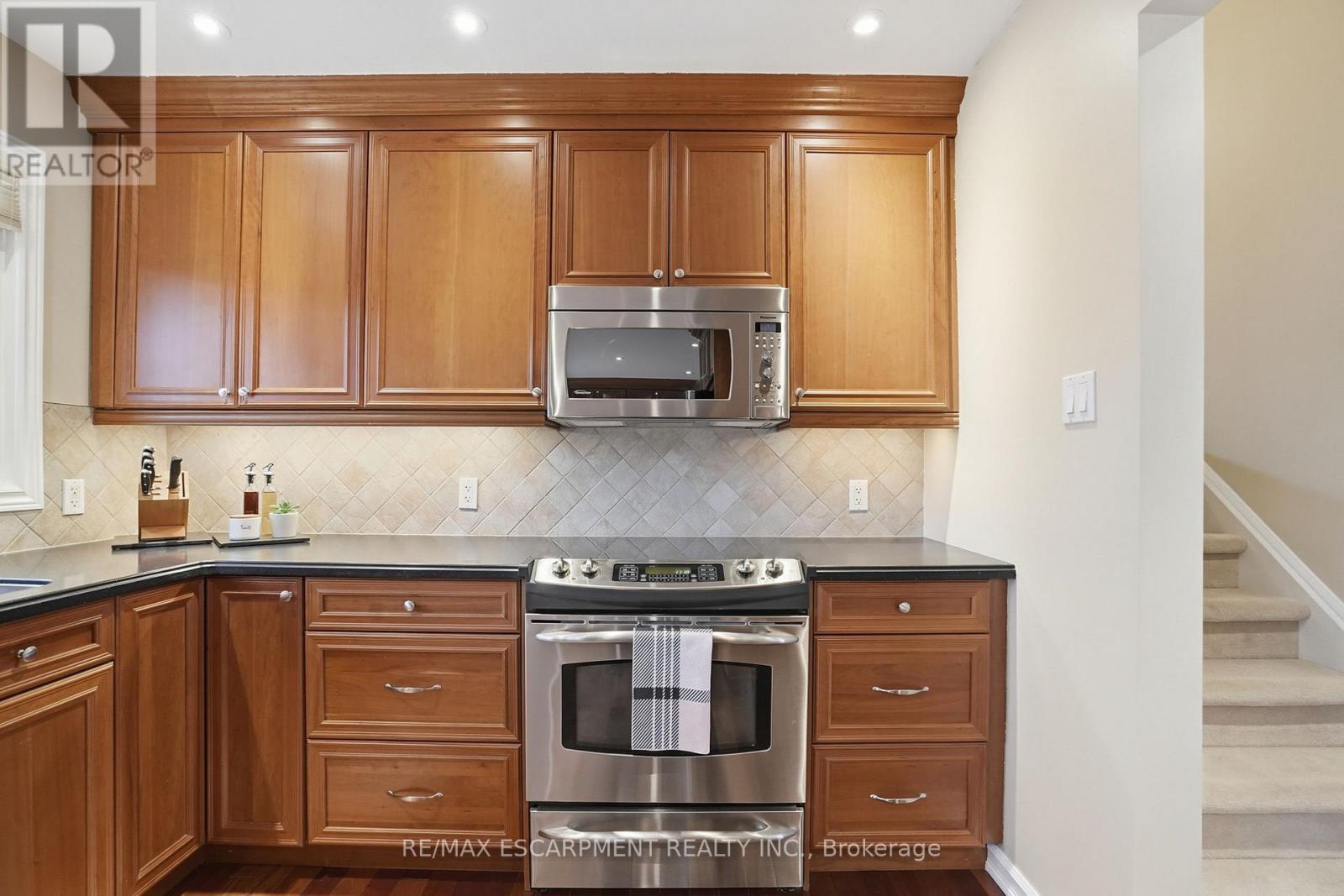 5210 Mulberry Drive, Burlington, Ontario  L7L 3P4 - Photo 19 - W12880178