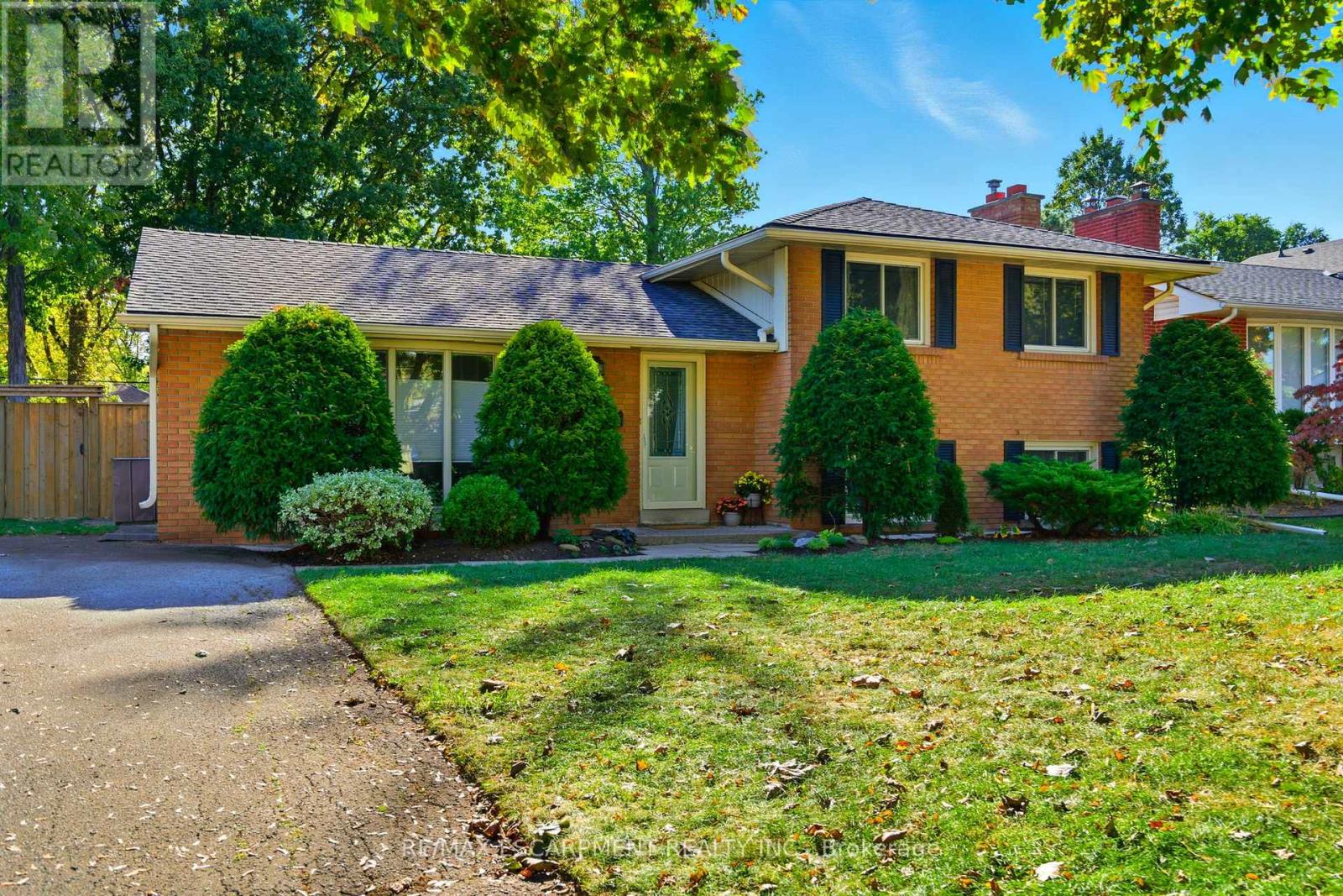 5210 Mulberry Drive, Burlington, Ontario  L7L 3P4 - Photo 2 - W12880178