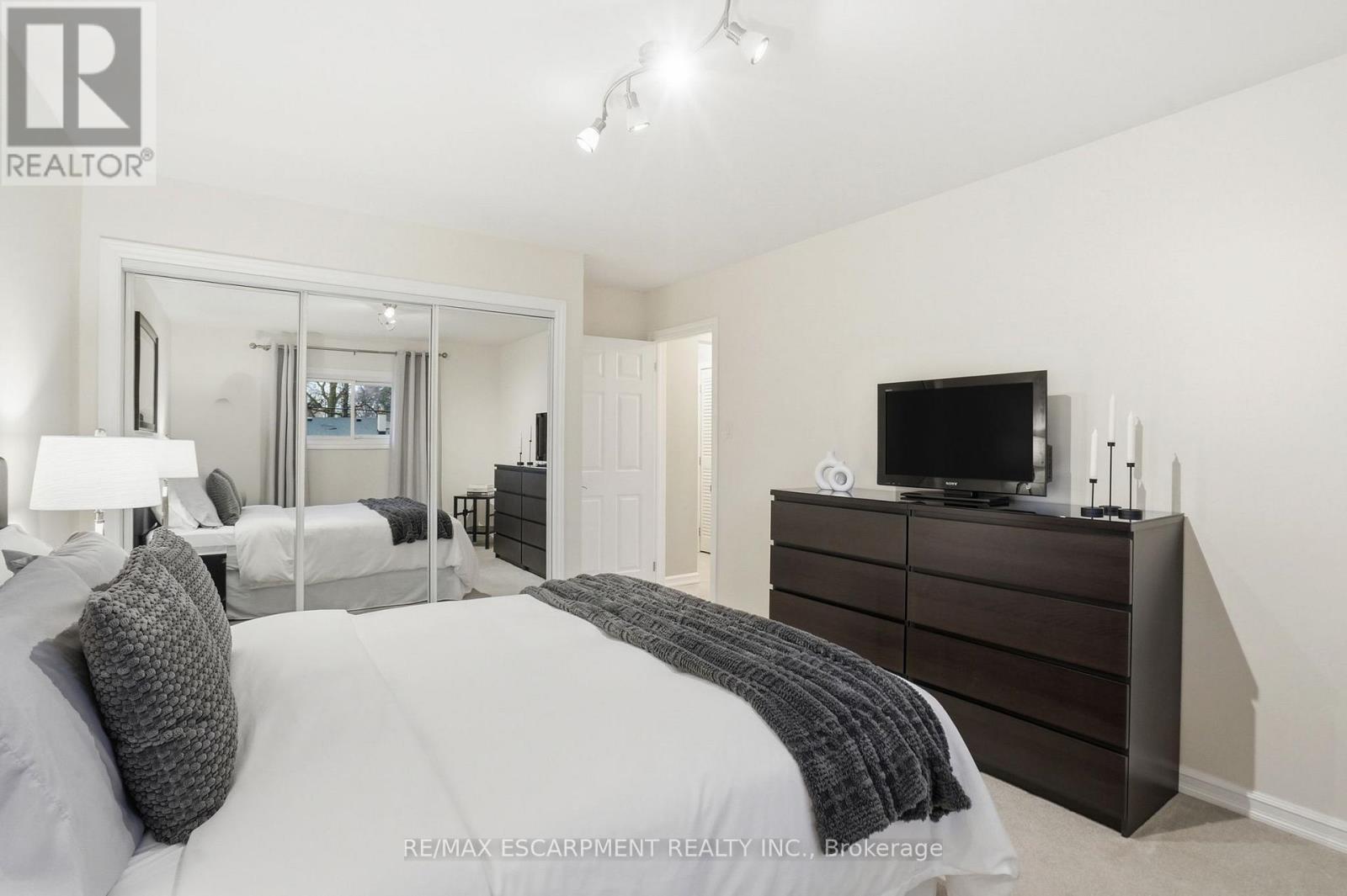 5210 Mulberry Drive, Burlington, Ontario  L7L 3P4 - Photo 23 - W12880178